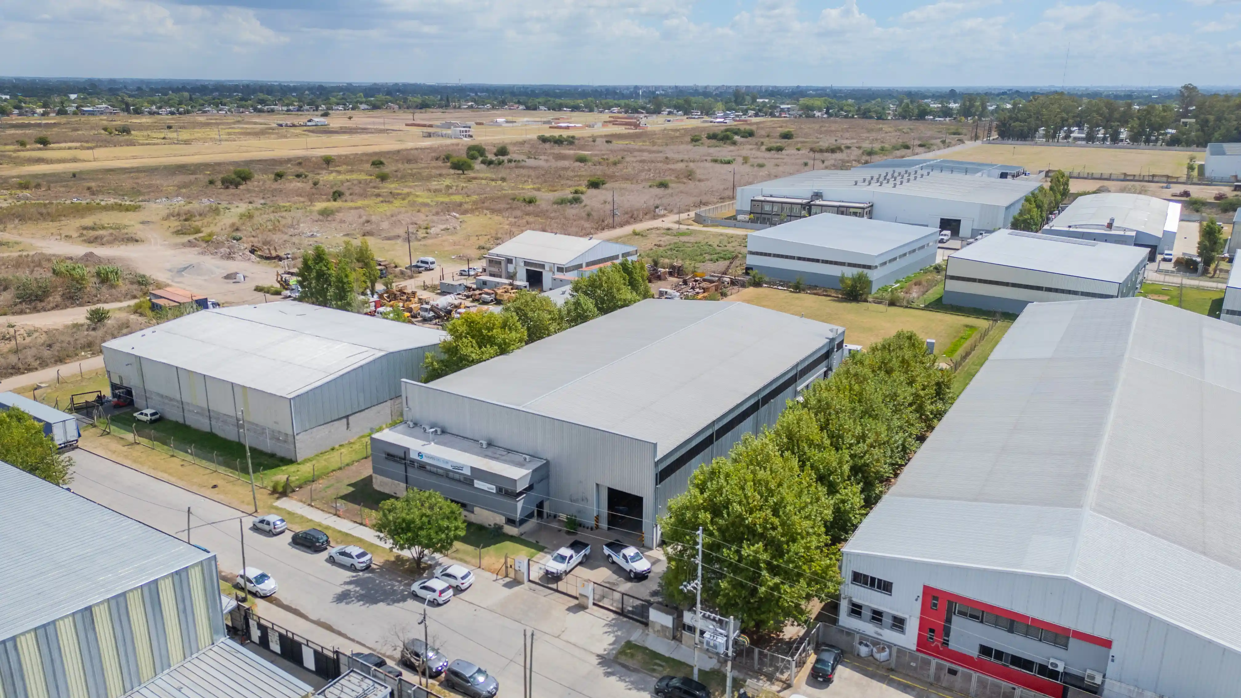Vista aérea de la planta industrial Naves Del Sur en Burzaco Buenos Aires, fabricantes de bombas a tornillo
