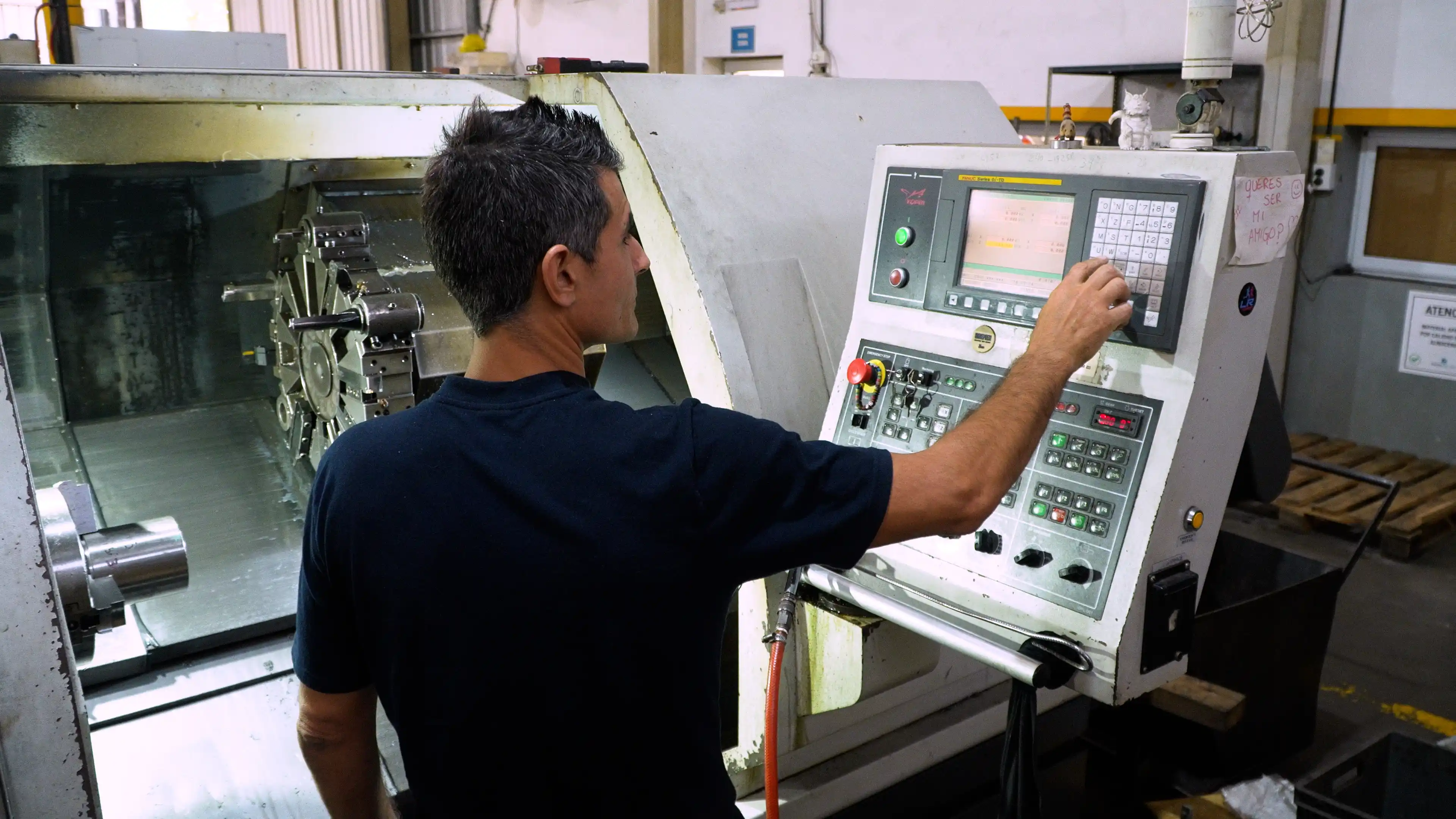 Torno CNC para fabricación de piezas de bombas a tornillo con precisión milimétrica