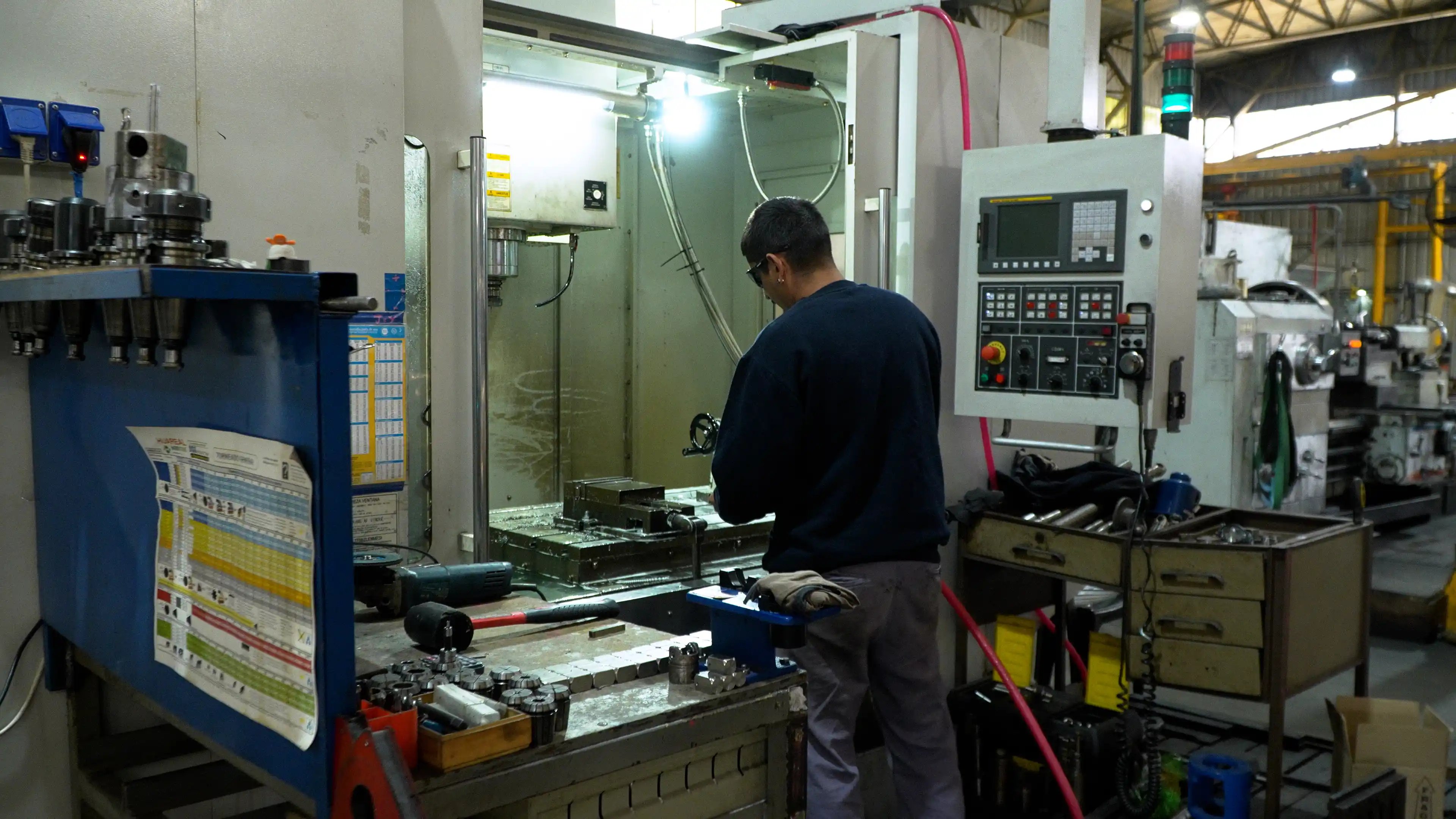 Centro de mecanizado CNC en planta de fabricación de bombas a tornillo Naves Del Sur