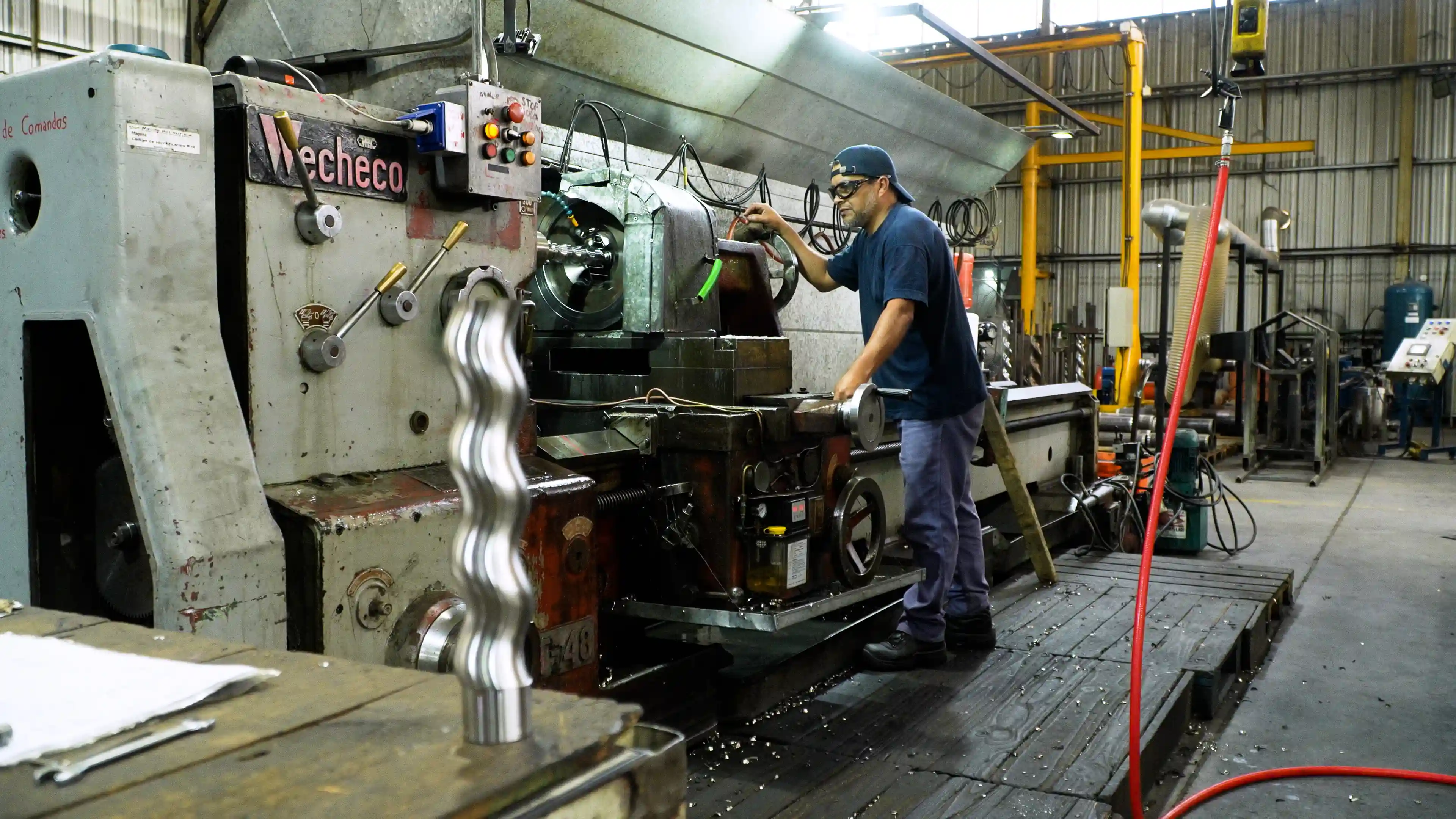 Fabricación de rotores para bombas a tornillo con torno sistema torbellino